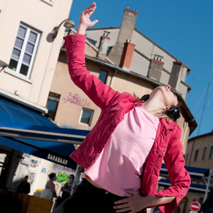 Place des héroïnes : représentation artistique avec une femme vêtue de rose avec la main levée