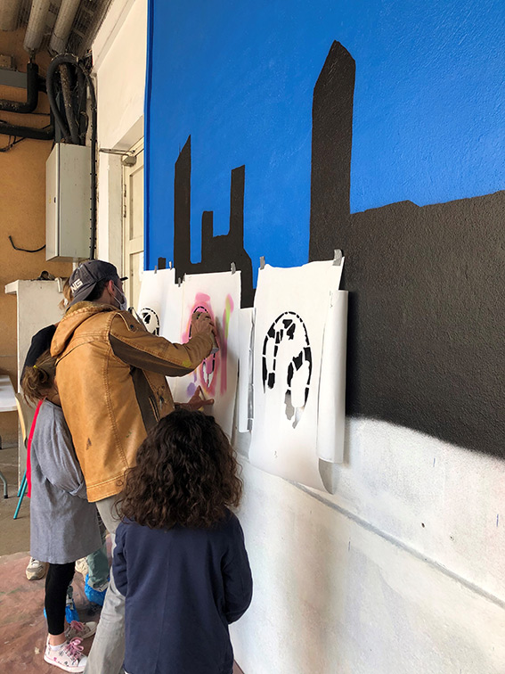 L'artiste Big Ben en train de montrer la technique du graff à des élèves