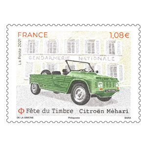 Représentation d'un timbre français à 1,08 euros avec l'illustration d'une voiture Mehari verte stationnée devant une gendarmerie nationale. 