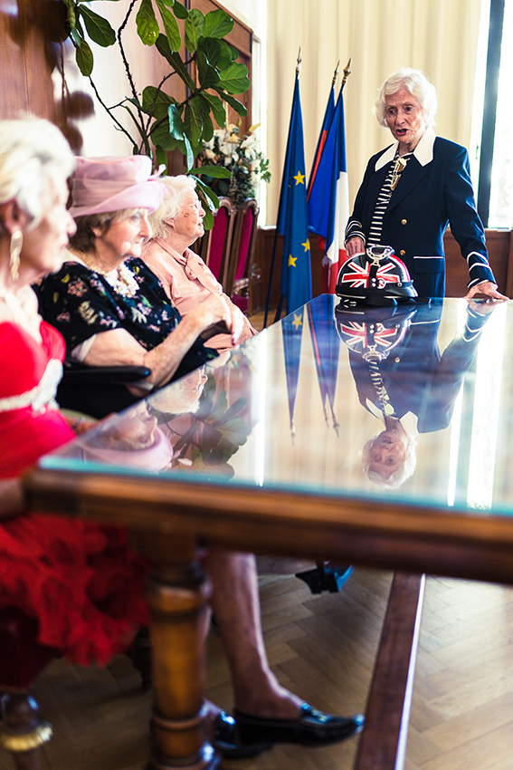 Trois personnes âgées assises en salle des mariages le regard au loin écoutant parler une autre senior devant les drapeaux de la France de l'Europe et de Lyon - 8 