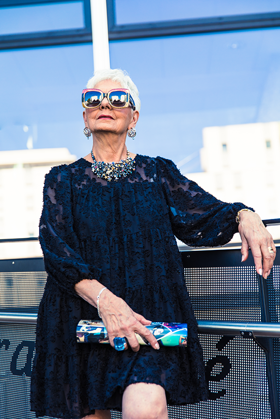 Personne âgée en tenue de soirée et lunettes de soleil posant sur le parvis de la mairie - 2 