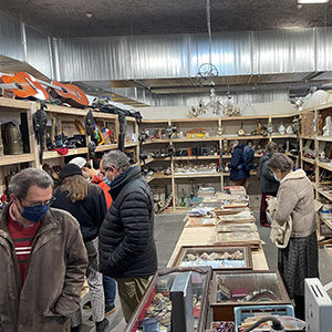 La brocante de la Fondation AJD dans un hangar rue Saint-Simon