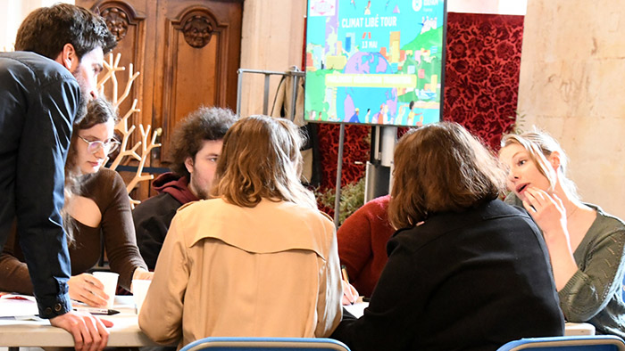 Jeunes à l'hôtel de Ville