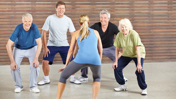 Séance de sport adaptée pour les seniors