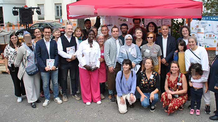 Photo de groupe prise au lancement de la caisse de l'alimentation en septembre 2024