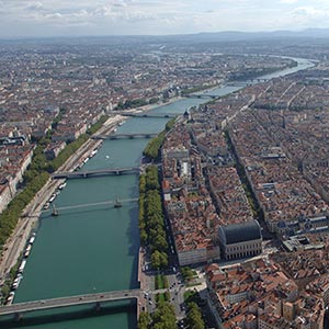 Vue aérienne de Lyon sous un voile de pollution