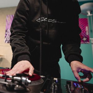 DJ en train de mixer sur des platines 