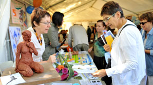 Exposition d'oeuvres sous un chapiteau