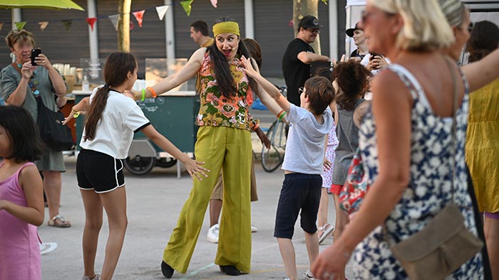 Scène de danse dans l'espace public