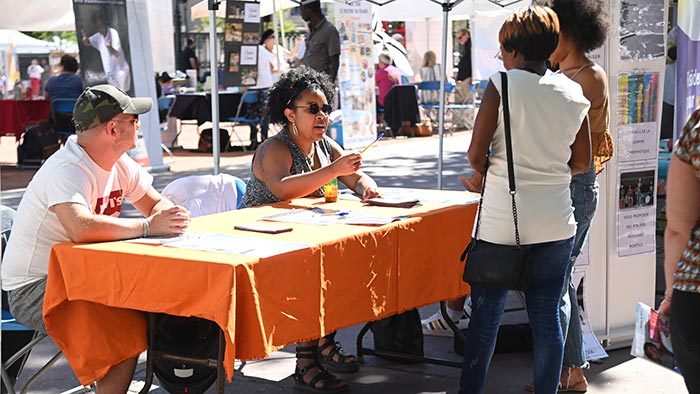 Stand associatif en extérieur lors du Forum des associations