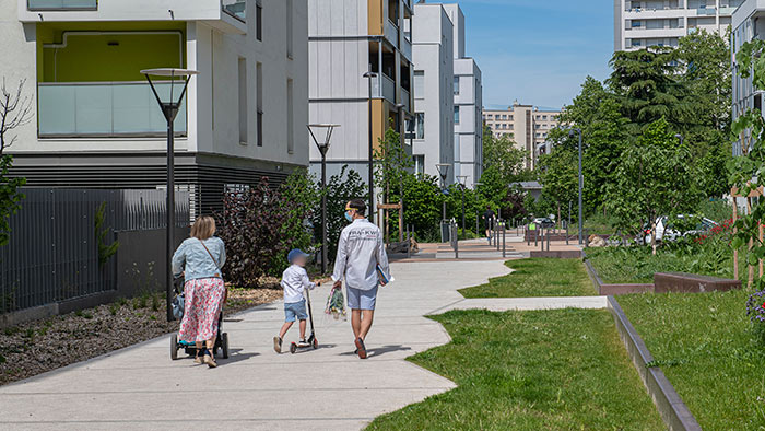 Cheminement piéton au milieu d'immeubles récents