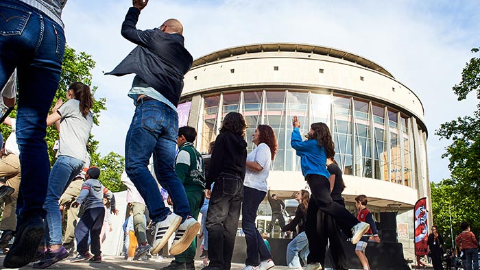 Plusieurs personnes en train de danser sur le parvis de la Maison de la danse