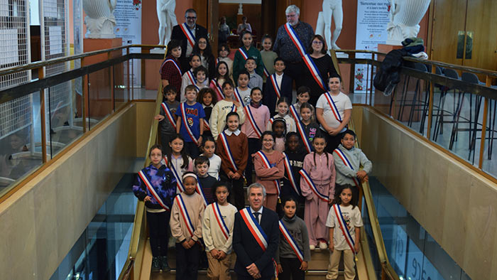 Photos de groupe des 36 élus du Conseil d'arrondissement des enfants
