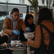 Distribution de repas aux étudiants 